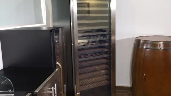 Refrigerador de vino con pantalla de barra de puerta transparente de uso hotelero de triple zona